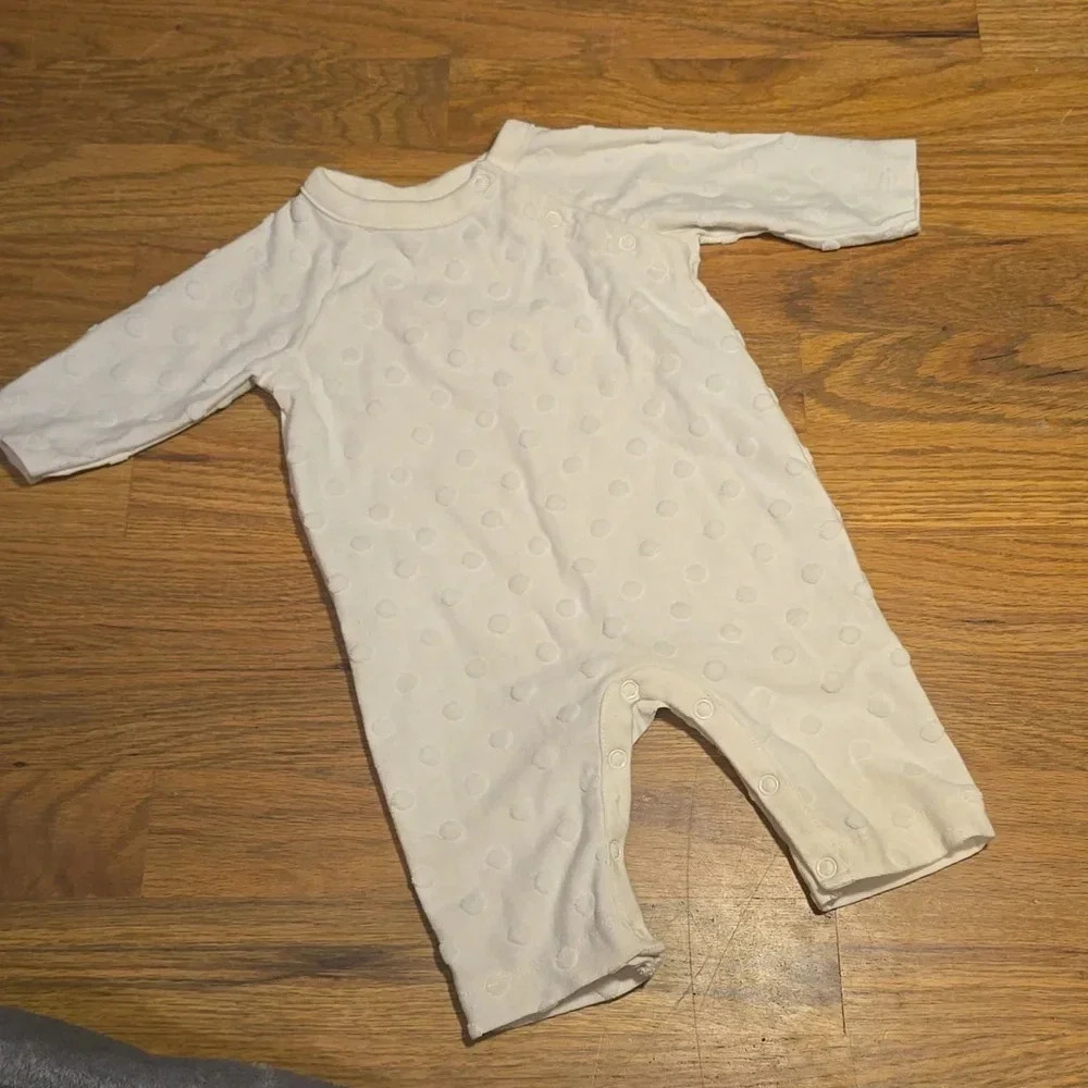 Place white dot bodysuit 0-3M